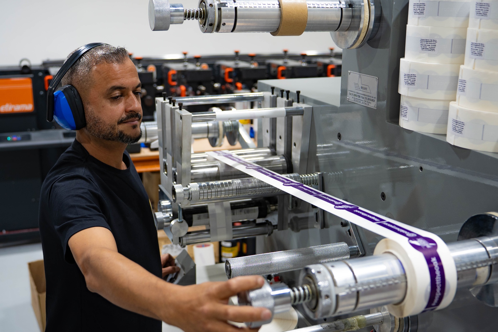 Rótulos personalizados aplicados em embalagens de produtos